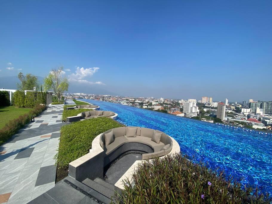 New & Cozy 2 Bedroom @ The Astra Sky River Chiang Mai Exteriör bild